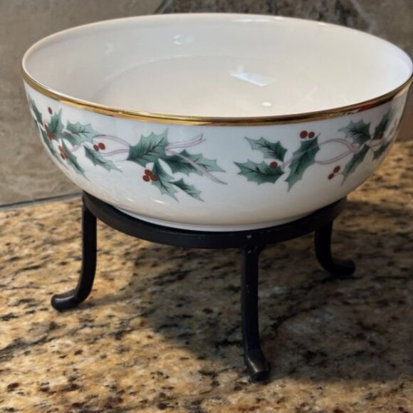 Mikasa Ribbon Holly China 8 1/4” large Salad/ Vegetable Serving Bowl - Picture 6 of 6